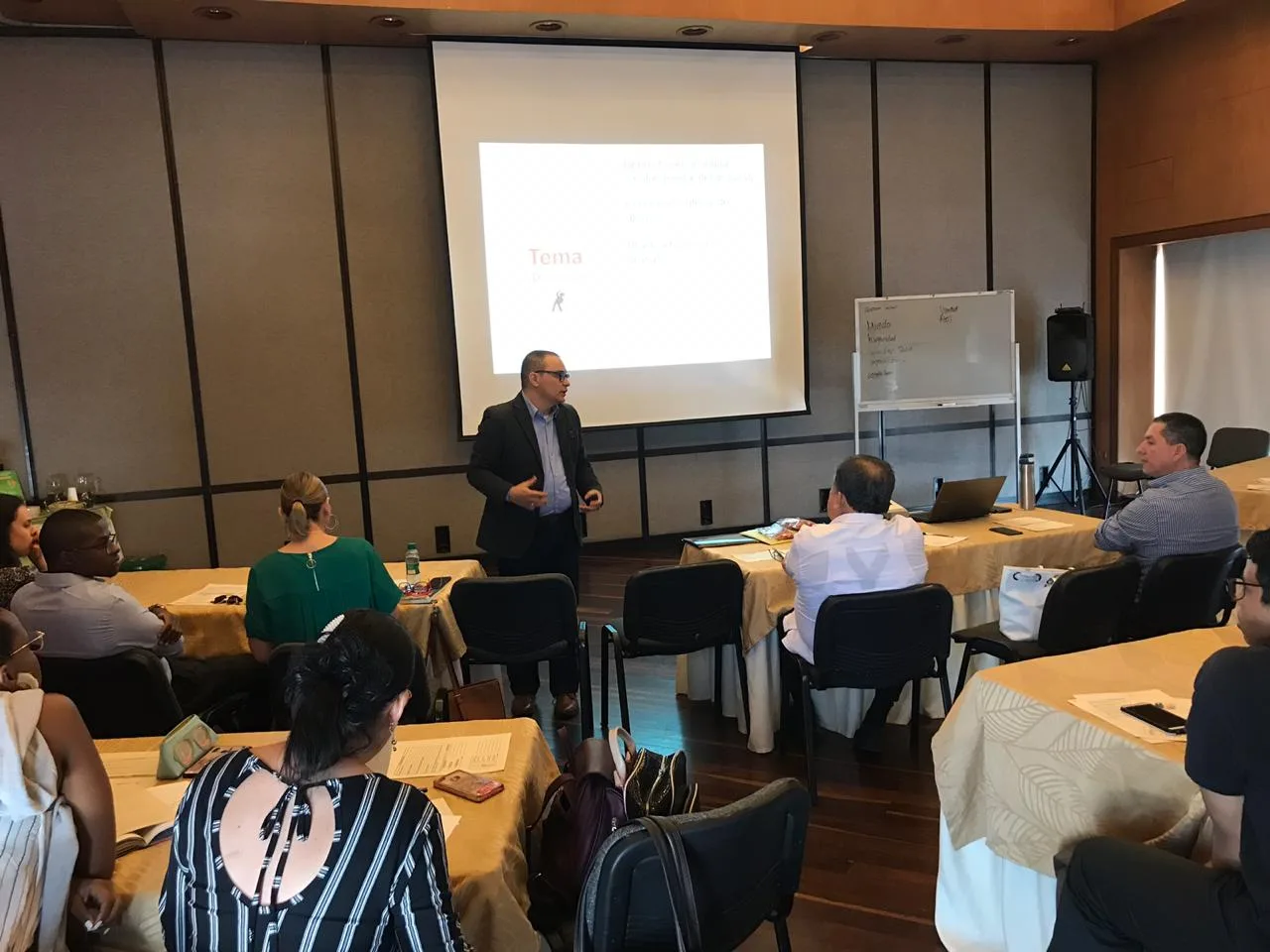 Emprendedor latino en sesión de coaching